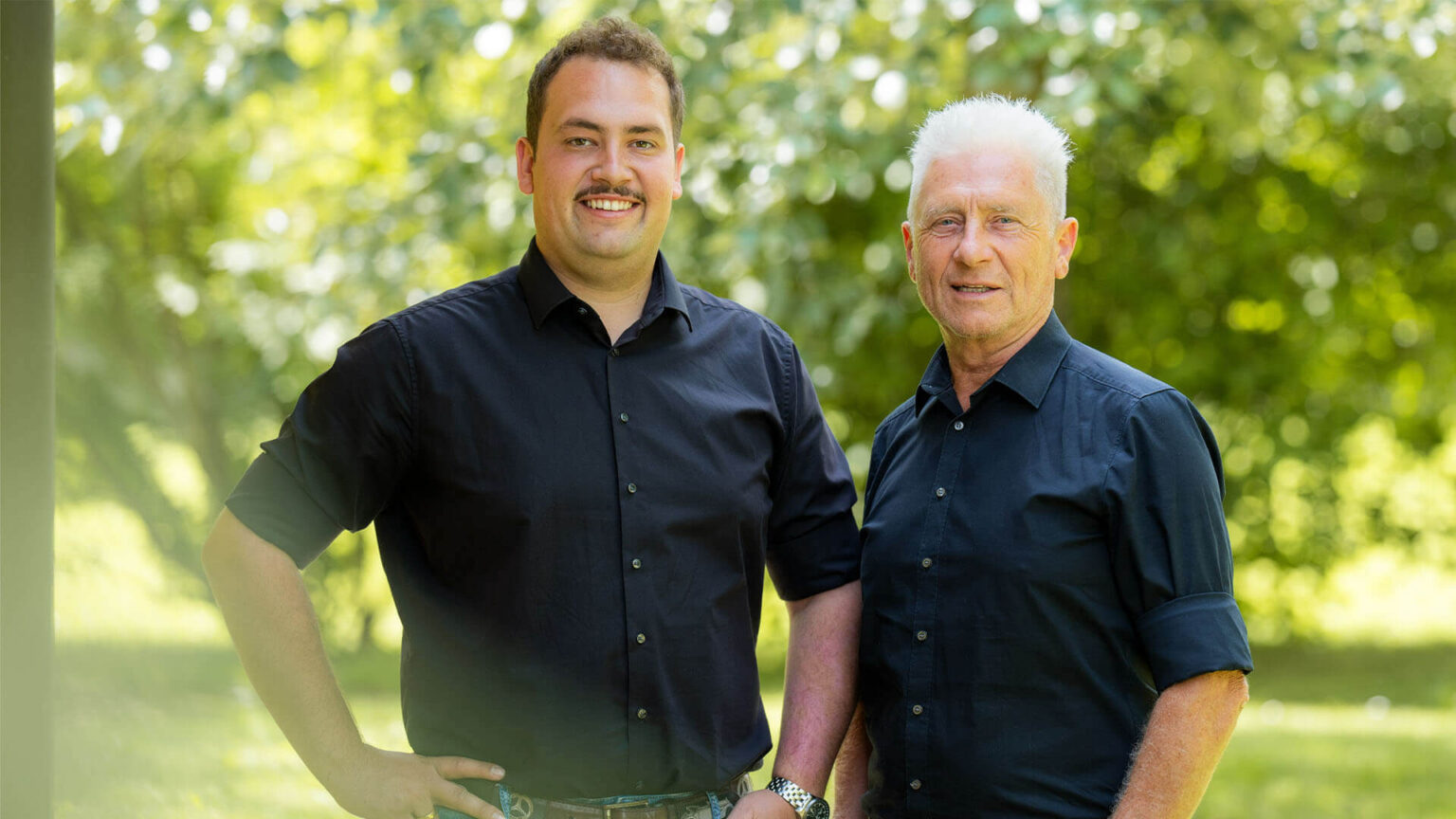 Wolfram und Melchior lächeln gemeinsam im Freien – Servicehaus Sonnenhalde